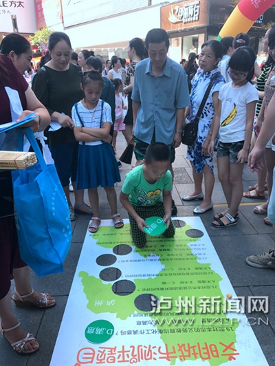市民在宣傳點參加創文趣味游戲。 記者 朱虹 攝